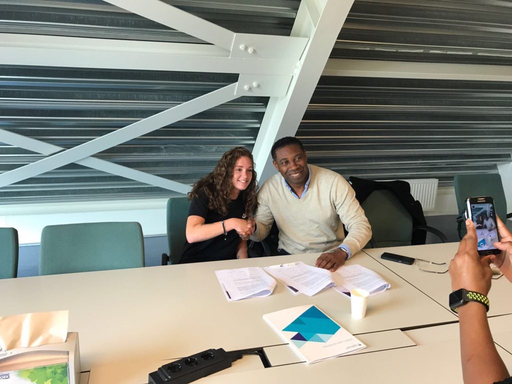 Ondertekening van de stage overeenkomst tussen Lisette Pipping en Ronald Esajas van Stichting Ascona. IMG 20170922 WA0002 1024x768